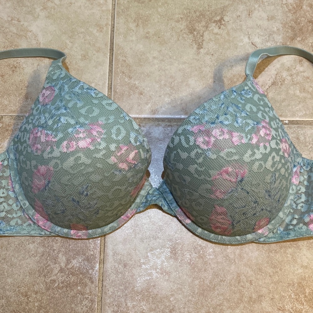 ⭐️BOGO⭐️ VS PINK lace wear everywhere push-up bra 32D